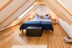 sypialnia z łóżkiem na poddaszu w obiekcie Kellerstöckl Am Weinberg 140 Gaas w mieście Gaas