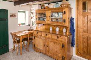 una cocina con un armario de madera y una mesa en Kellerstöckl Am Weinberg 140 Gaas, en Gaas
