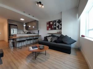 ein Wohnzimmer mit einem Sofa und einem Tisch in der Unterkunft Locking's Funcionários 1 in Belo Horizonte