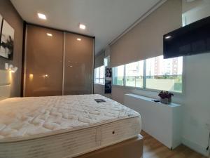 ein Schlafzimmer mit einem großen Bett und einem großen Fenster in der Unterkunft Locking's Funcionários 1 in Belo Horizonte