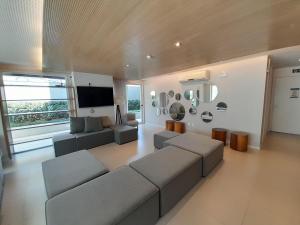 a large living room with a couch and a tv at Locking's Funcionários 1 in Belo Horizonte