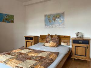 una camera con due letti e una mappa sul muro di Ferienwohnung Kaufmannshof a Quedlinburg
