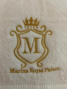 ワルシャワにあるUroczy apartament 2 osobne pokoje Marina Royal Palaceの冠のナプキンのロゴ