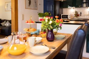 een houten tafel met bloemen en sinaasappelsap erop bij Am Bärenbrunnen in Bernkastel-Kues +22 foto's