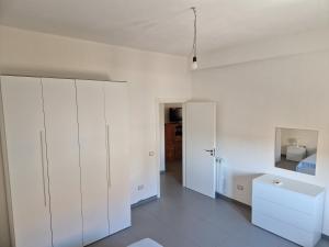 a white room with white cabinets and a bathroom at Pepe's house , a 1 km dal mare in Isca sullo Ionio