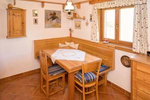 ein Esszimmer mit einem Holztisch und Stühlen in der Unterkunft Kellerstöckl Postrumer Weinberg 48 in Kulm im Burgenland