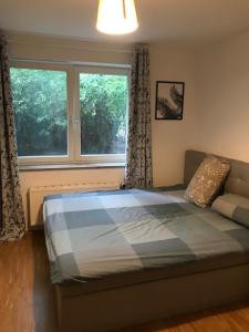 ein Schlafzimmer mit einem Bett und einem großen Fenster in der Unterkunft In the Middle of Hamburg City in Hamburg