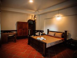 1 dormitorio con 1 cama y vestidor en Y.O Inn, en Kon Tum