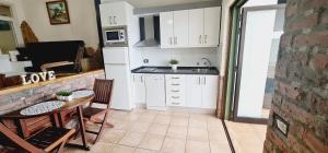 Kuchyň nebo kuchyňský kout v ubytování Apartamento Salema mar, relax y atardecer al norte de Gran Canaria