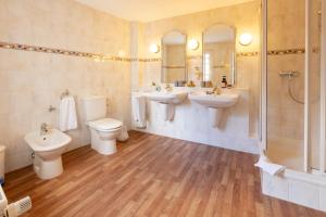 a bathroom with two sinks and a shower and two toilets at Am Bärenbrunnen in Bernkastel-Kues