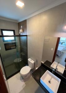 uma casa de banho com um WC e um lavatório em Éolos Loft's - Cabo Frio em Cabo Frio