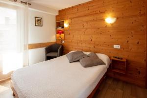 Uma cama ou camas num quarto em Logis Hôtel Restaurant L'ancienne Auberge