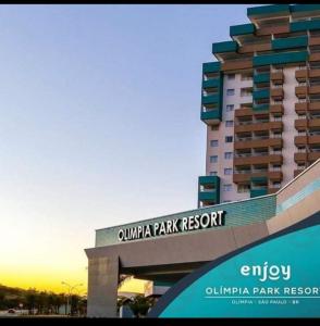 un edificio con un cartello che recita "saquin park resort" di Enjoy Olímpia Park Resort - Thermas dos Laranjais a Olímpia