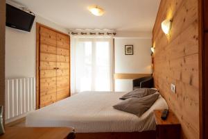 Uma cama ou camas num quarto em Logis Hôtel Restaurant L'ancienne Auberge
