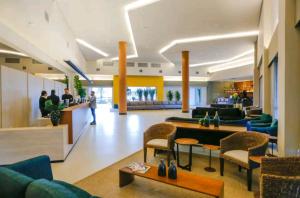 una hall di un hotel con persone che stanno nella hall di Enjoy Olímpia Park Resort - Thermas dos Laranjais a Olímpia Altre 19 foto