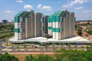 due alti edifici in una città con un ospedale di Enjoy Olímpia Park Resort - Thermas dos Laranjais a Olímpia