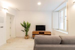 Televízia a/alebo spoločenská miestnosť v ubytovaní Allo Apartments San Roque Bajo A