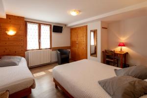Uma cama ou camas num quarto em Logis Hôtel Restaurant L'ancienne Auberge