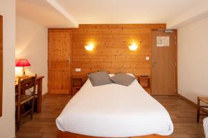 Uma cama ou camas num quarto em Logis Hôtel Restaurant L'ancienne Auberge