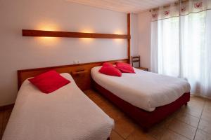 Uma cama ou camas num quarto em Logis Hôtel Restaurant L'ancienne Auberge