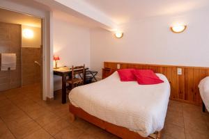 Uma cama ou camas num quarto em Logis Hôtel Restaurant L'ancienne Auberge