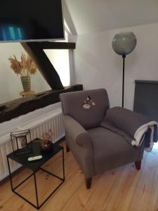 - un salon avec une chaise et une table dans l'établissement Luxe-kamer Bed en Bokes, 