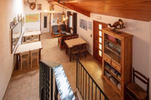 una vista aérea de una habitación con mesa y sillas en Logis Hôtel Restaurant L'ancienne Auberge, en Bolquere Pyrenees 2000