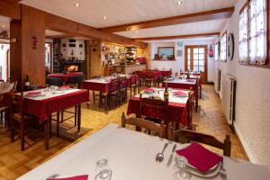 Um restaurante ou outro lugar para comer em Logis Hôtel Restaurant L'ancienne Auberge