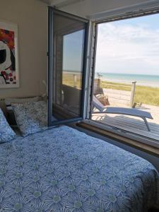 Ένα ή περισσότερα κρεβάτια σε δωμάτιο στο La maison sur la plage