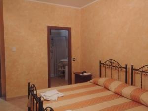 1 dormitorio con 1 cama y baño con lavamanos en PARADISE HOUSE, en Calatabiano