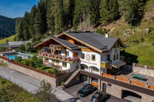 - une vue aérienne sur une maison avec une piscine dans l'établissement Gästehaus Herrmann, à Filzmoos