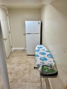  Il comprend une cuisine équipée d'un réfrigérateur et d'une chaise. dans l'établissement Z & Z Apartment 2, à Newark