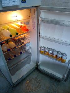 einen offenen Kühlschrank mit Speisen und Getränken in der Unterkunft Naiguata in Zárate