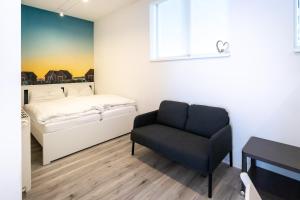ein Schlafzimmer mit einem Bett und einem Stuhl darin in der Unterkunft Ferienwohnungen Reiterhof Boltenhagen in Boltenhagen