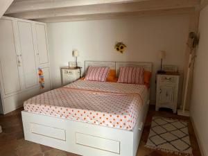 a bedroom with a bed with two pink pillows at CASA CELOMMI in Montepagano