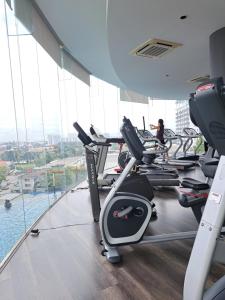 um ginásio com equipamento cardiovascular num edifício em Woodsbury Suites IKEA House Butterworth Penang em Butterworth
