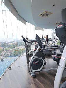 Phòng/tiện nghi tập thể dục tại Woodsbury Suites IKEA House Butterworth Penang