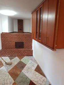 uma cozinha com um piso com um mapa em Kontyos Vendégház em Felsőtold