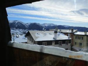 Blick auf schneebedeckte Berge von einem Gebäude in der Unterkunft Apartment in Font-Romeu, near ski elevators in Font Romeu Odeillo Via