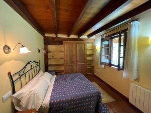 a bedroom with a bed in a room with a window at Casa El Montero in Espinama