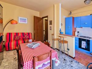 a living room with a table and a kitchen at Il Broletto B&B in Novara