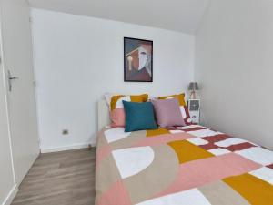 Posteľ alebo postele v izbe v ubytovaní Duplex Le Cachou : 10 min Aéroport de Roissy CDG - Astérix - Paris