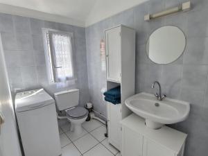 Kúpeľňa v ubytovaní Duplex Le Cachou : 10 min Aéroport de Roissy CDG - Astérix - Paris