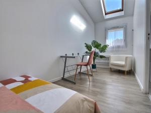 Posteľ alebo postele v izbe v ubytovaní Duplex Le Cachou : 10 min Aéroport de Roissy CDG - Astérix - Paris