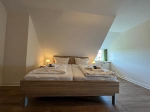- une chambre avec 2 lits et 2 lampes dans l'établissement Mühlenhaus 3, à Wrixum