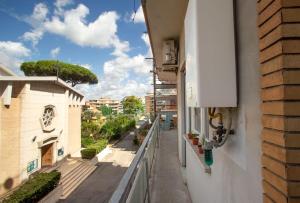 uma vista para a rua a partir de uma varanda de um edifício em Home Bernadette em Roma