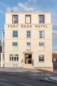 een wit gebouw met een bord dat fort road hotel leest bij Fort Road Hotel in Margate
