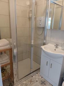 y baño con ducha y lavamanos. en Kate's Place bedroom ensuite close to Donegal town en Murlas Bridge