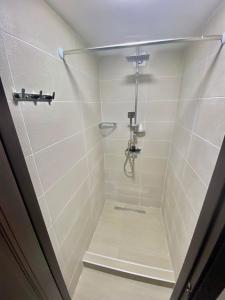 y baño con ducha y azulejos blancos. en HOSTEL NUMBER 49 en Tiflis