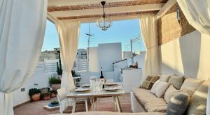 a living room with a couch and a table at Casa Victoria in Olhão